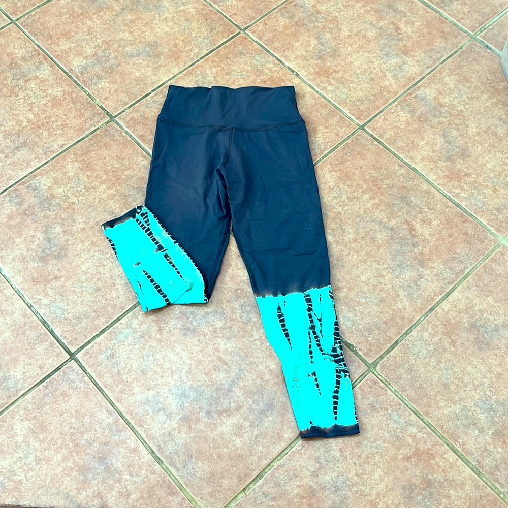Electric & Rose size M 3/4 tie dye leggings